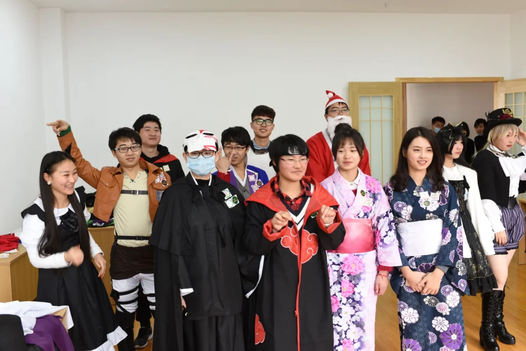 コスプレをした学生たちの集合写真