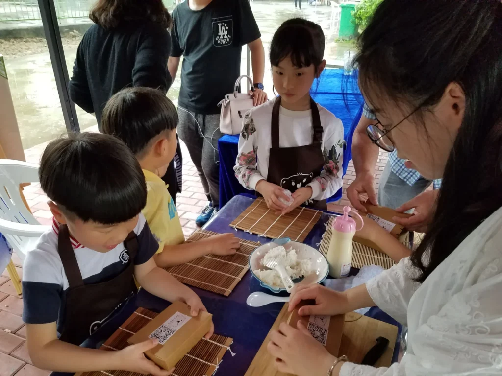 ものづくり体験をする子どもたち