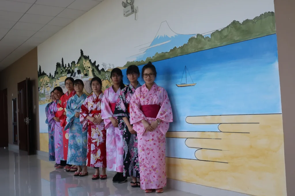 浴衣姿の学生たちの集合写真