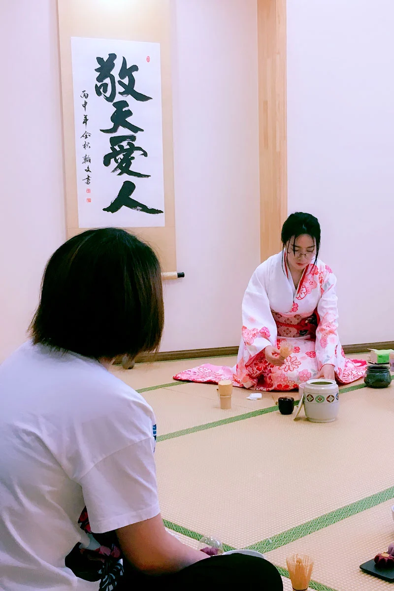 「敬天愛人」の書が掛かる和室での茶道体験